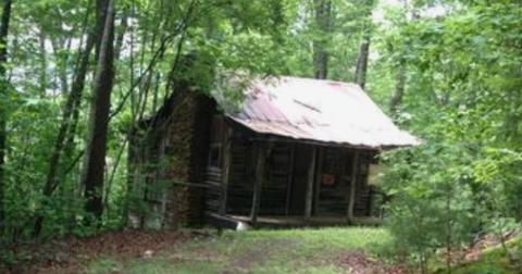 Dolly Parton's childhood home was a small cabin.