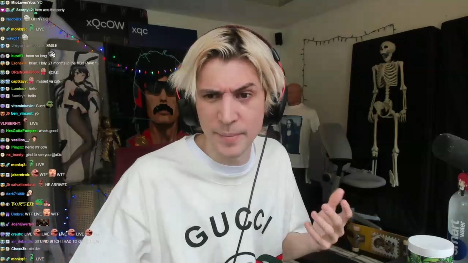 xQc chatting with viewers during a livestream.