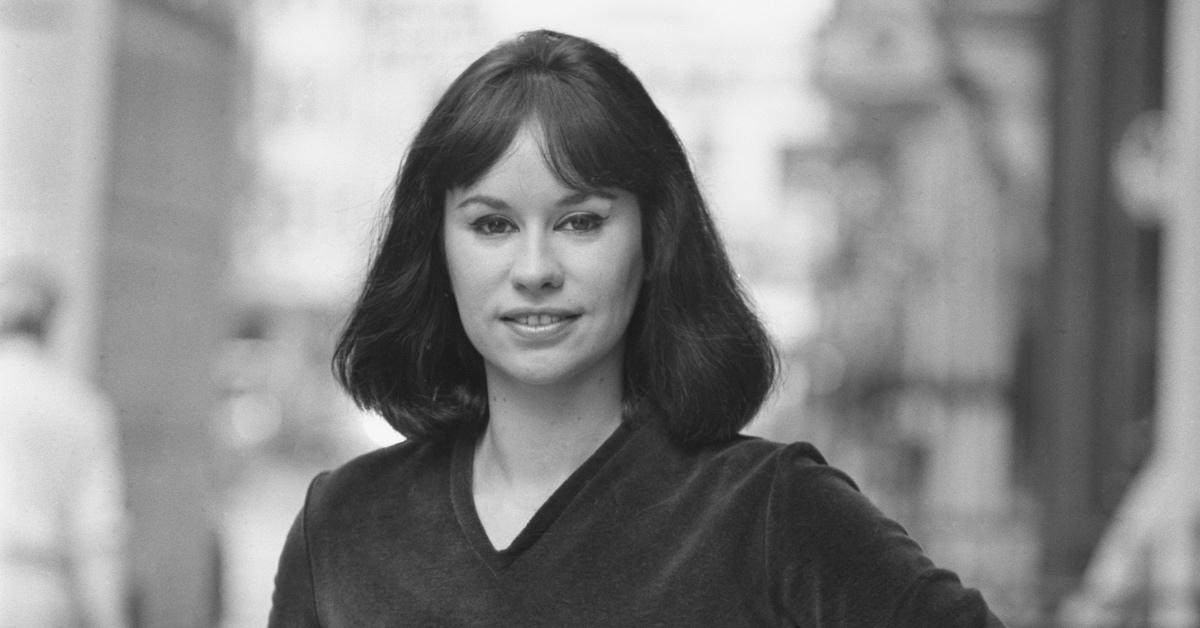 Astrud Gilberto posant dehors