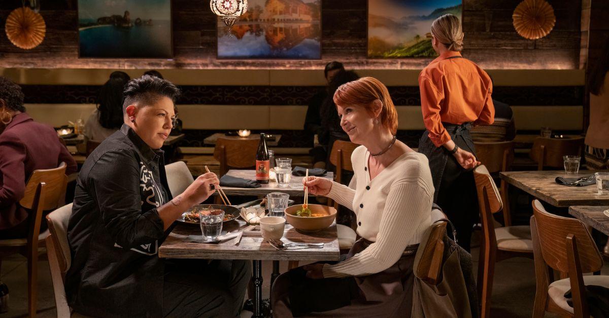 (l-r): Sara Ramirez as Che Diaz and Cynthia Nixon as Miranda Hobbes eating dinner on 'And Just Like That.'