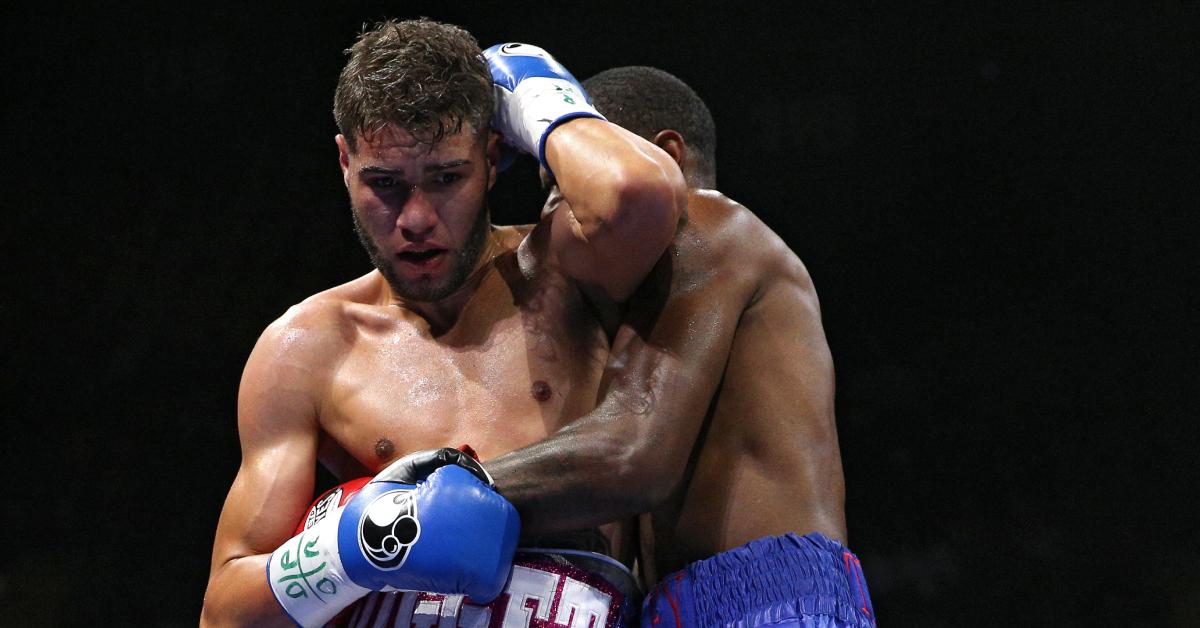 Prichard Colón se tient la tête lors de son match de boxe contre Terrel Williams le 17 octobre 2015