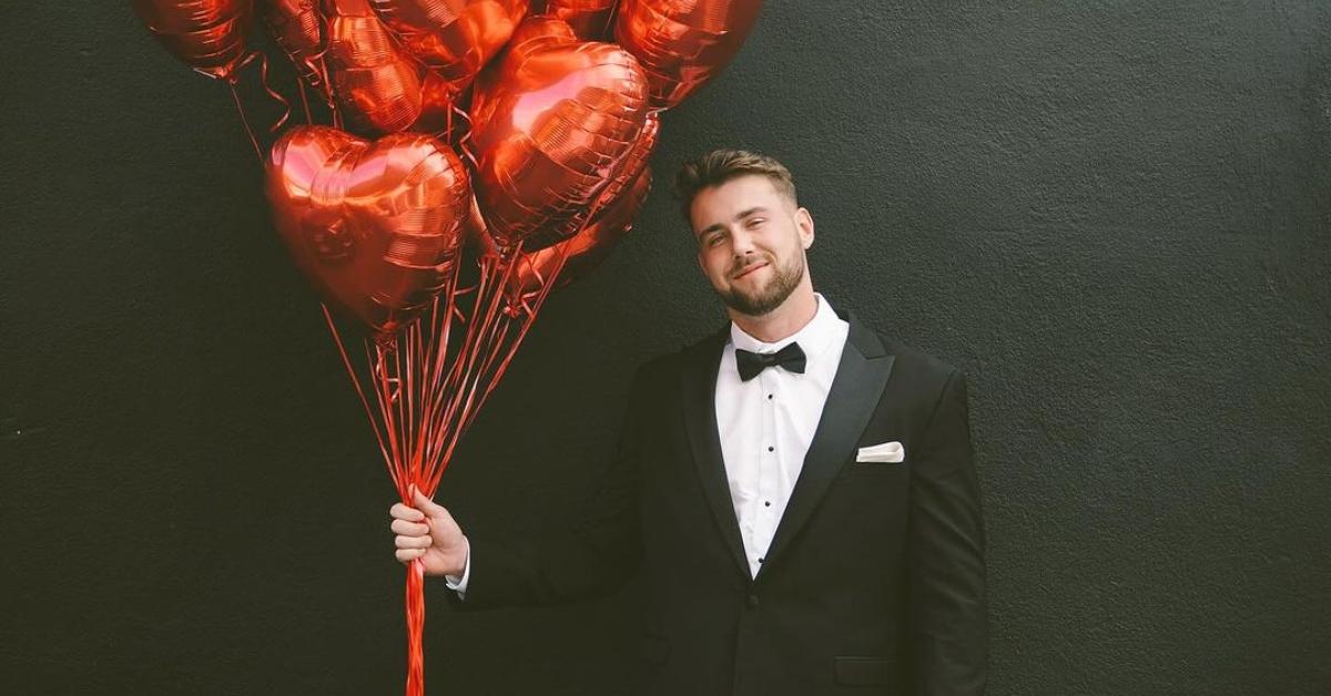 Harry Jowsey with a bunch of heart-shaped balloons