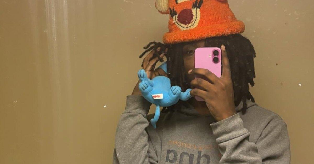 Wifiskeleton taking a bathroom selfie.