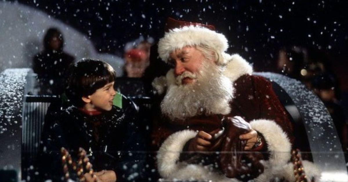 (l-r): Eric Lloyd as Charlie Calvin and Tim Allen as Scott Calvin in 'The Santa Clause' 