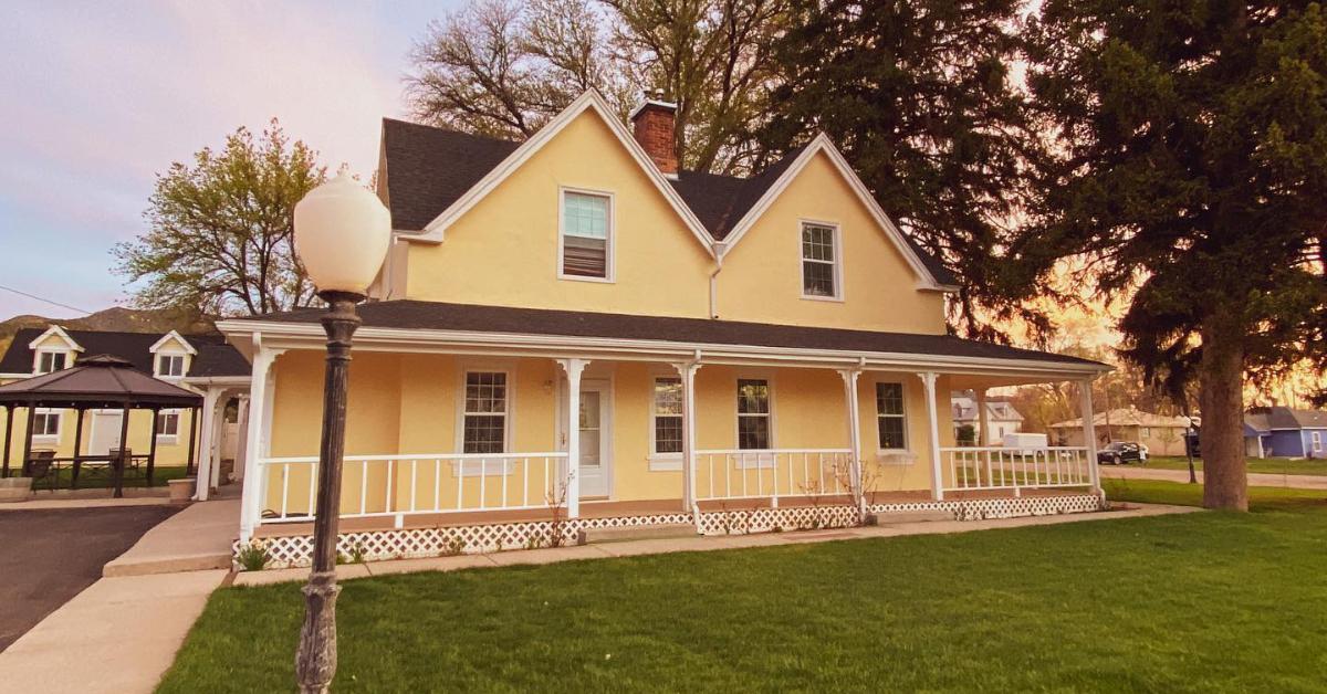 An exterior photo of Meri Brown's B&B, Lizzie's Heritage Inn.