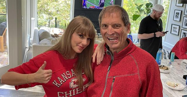 Taylor Swift giving a thumbs up with Bernie Kosar.