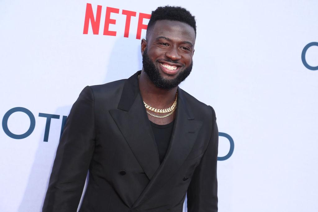 Sinqua wearing all-black at the red carpet.
