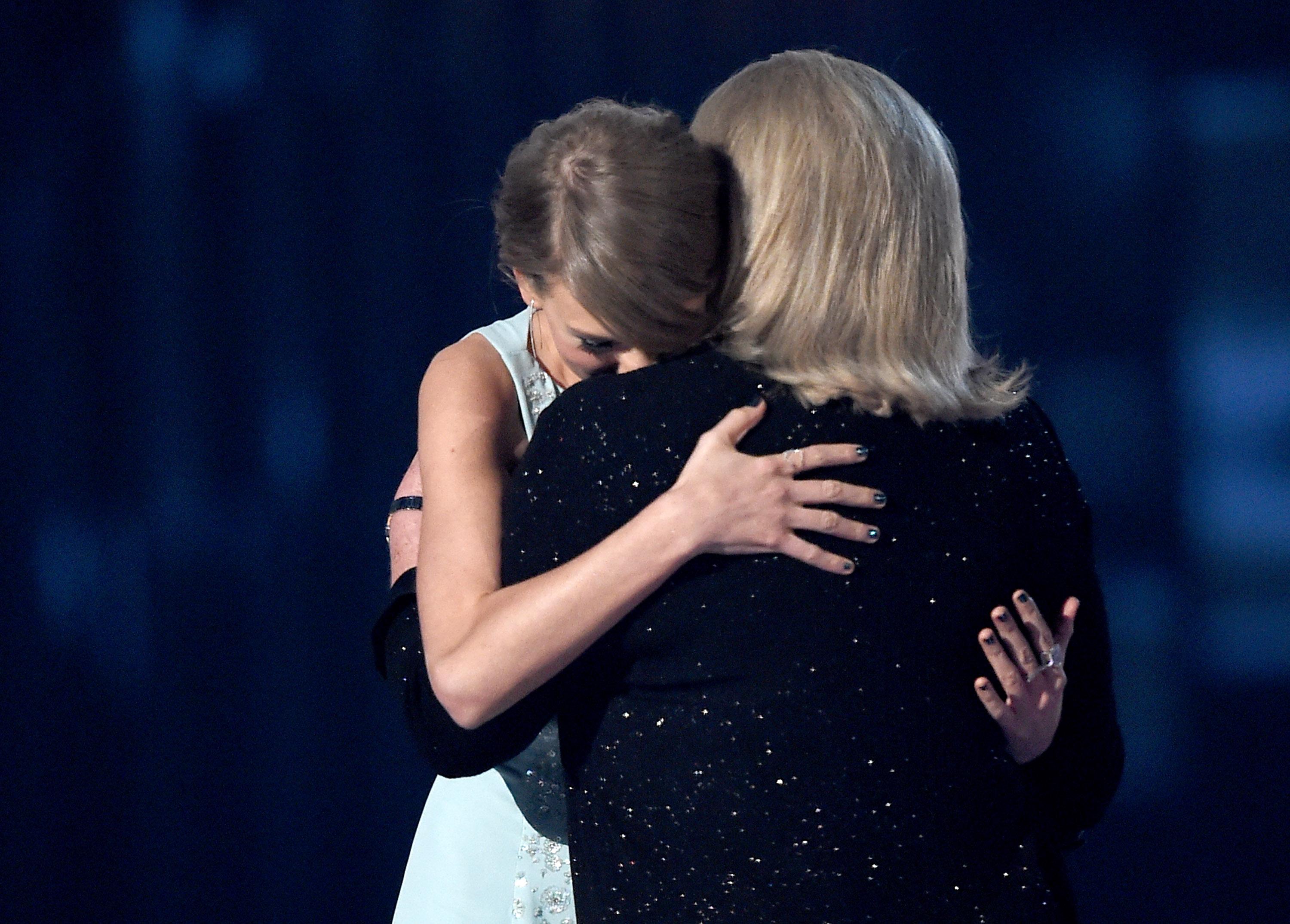 taylor swift and mom