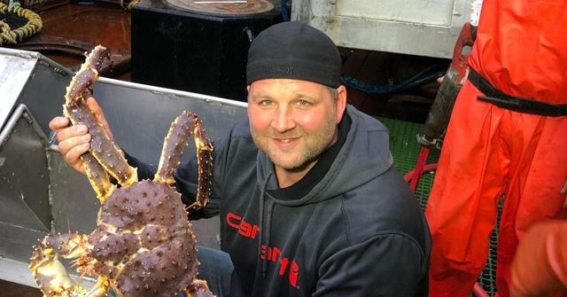 Rick Shelford from 'Deadliest Catch' holding a crab