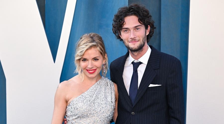  Sienna Miller and Oli Green attend the 2022 Vanity Fair Oscar Party Hosted By Radhika Jones at Wallis Annenberg Center for the Performing Arts on March 27, 2022