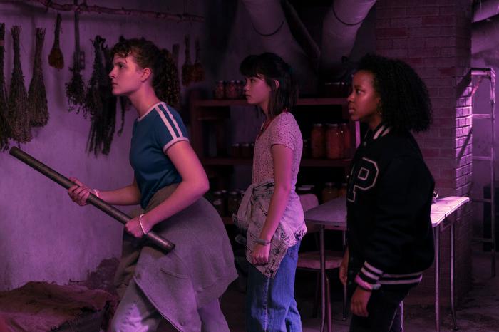 Paper Girls' Series Based on Sci-Fi Comics Gets  Greenlight