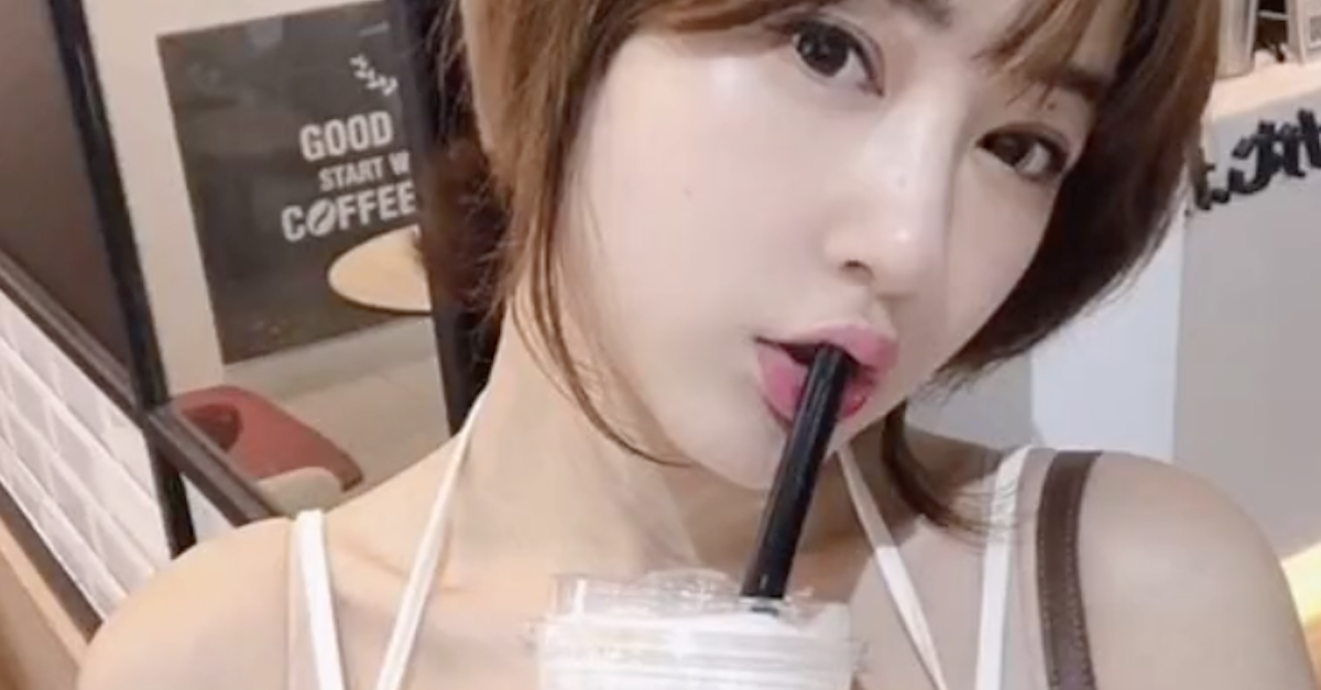 Boba tea means large breasts What Is The Hands Free Boba Challenge Some Might Say It S The Tits
