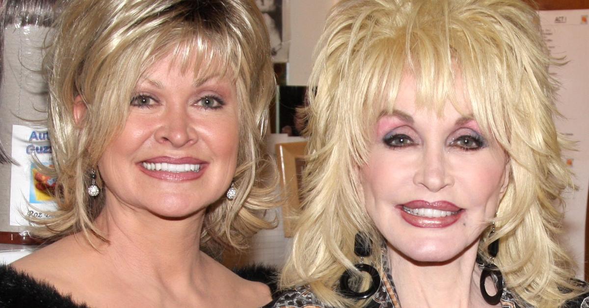 Dolly Parton with her sister Rachel