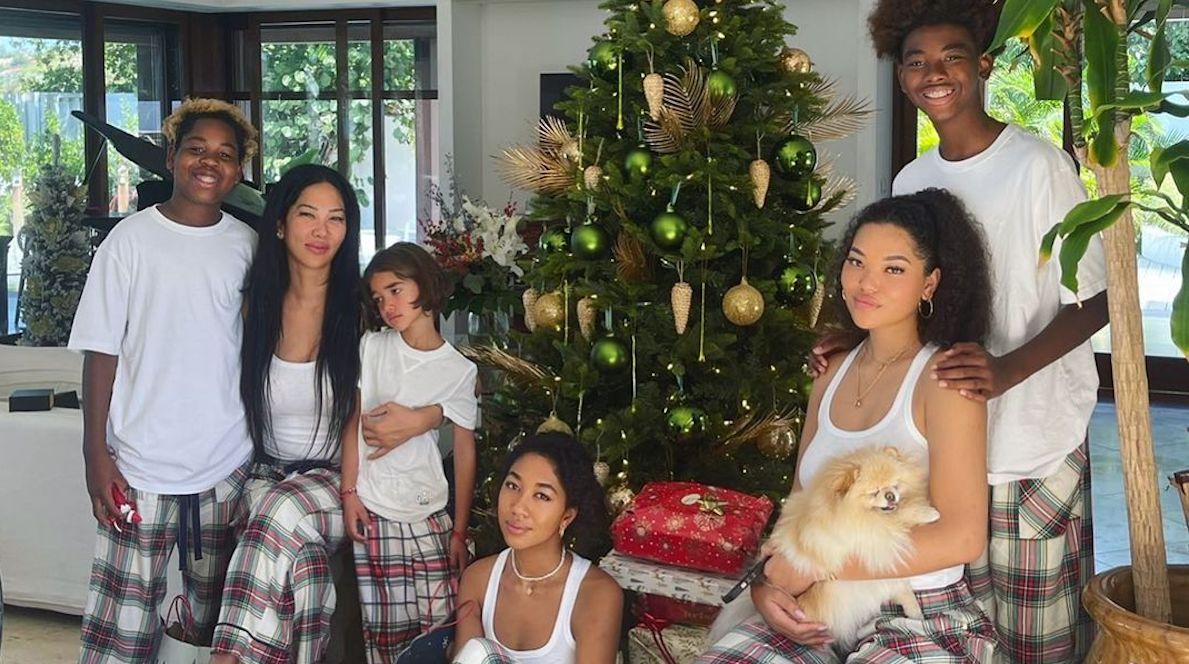 Kimora Lee Simmons and her five kids in front of a christmas tree
