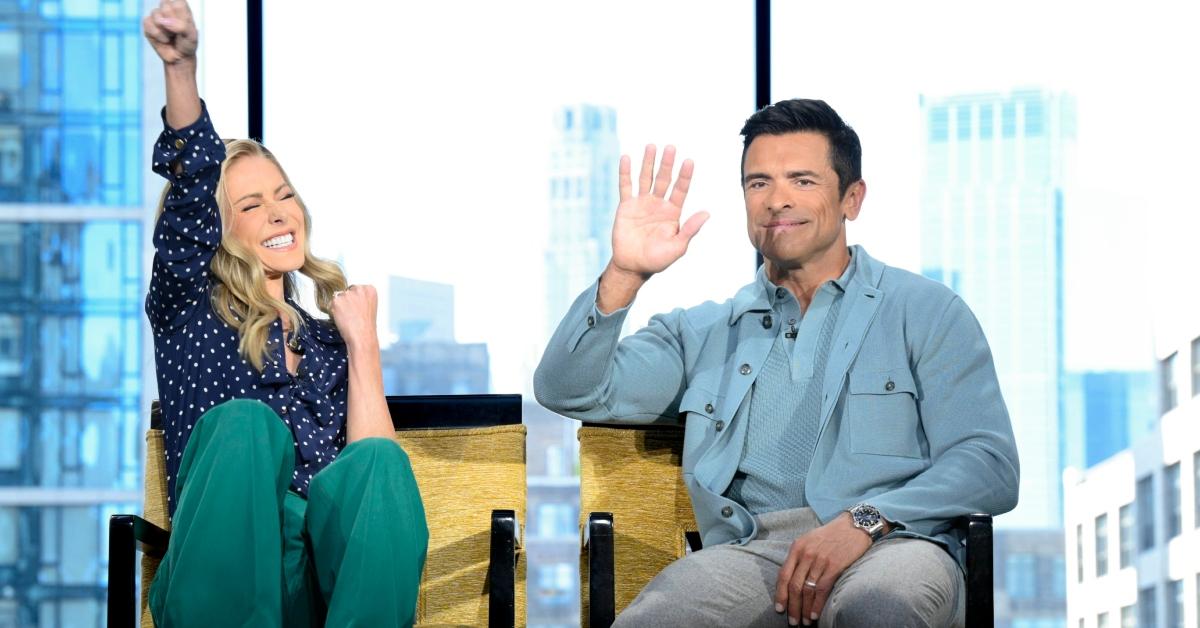 (l-r): Kelly Ripa and Mark Consuelos filming 'Live with Kelly and Mark'
