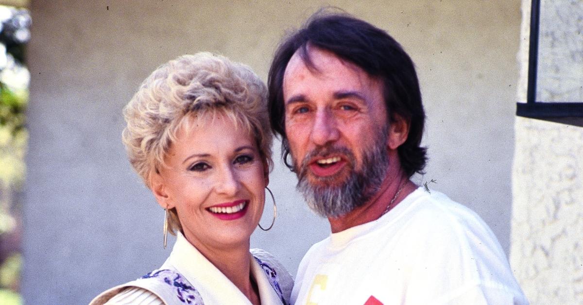 Tammy Wynette smiles with her 5th husband George Richey on April 7, 1982 in the garden of her home in Nashville, Tennessee.