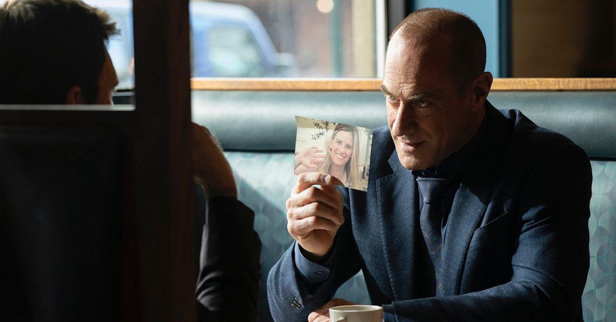 Elliot Stabler holding up a photo of Kathy Stabler