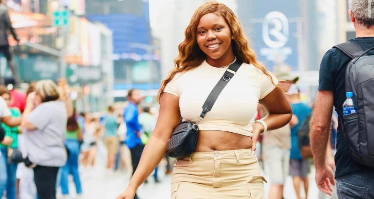 Kidnapping victim carlee russell walks the streets of new york wearing a purse and khaki skirt set.