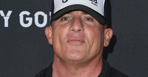 Dominic Purcell in a white and black baseball cap at a movie premiere in 2018