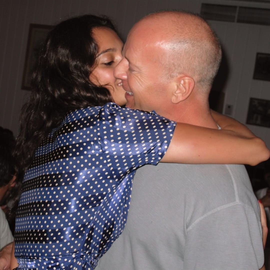bruce-willis-emma-heming-hug