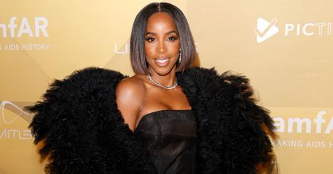 Kelly Rowland wears a black dress and feather boa the 2022 amfAR Gala Los Angeles at Pacific Design Center on November 03, 2022 in West Hollywood, California