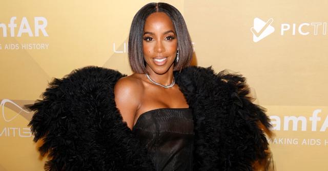 Kelly Rowland wears a black dress and feather boa the 2022 amfAR Gala Los Angeles at Pacific Design Center on November 03, 2022 in West Hollywood, California