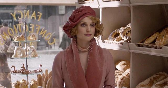 iAlison Sudol as Queenie Goldstein