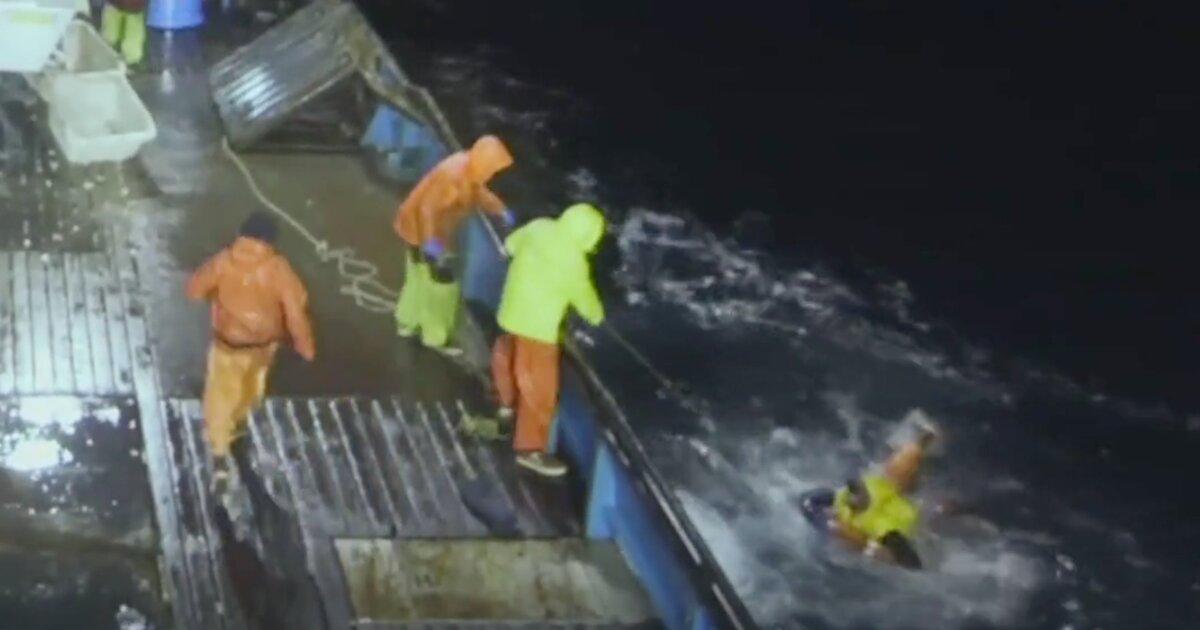 Crew member dramatically airlifted off of boat on 'Deadliest Catch