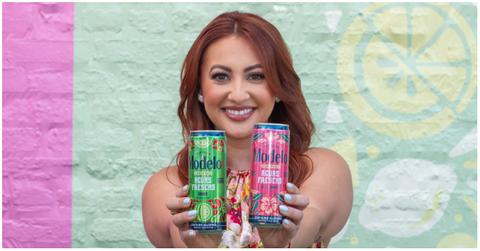 Francia Raísa holding Modelo