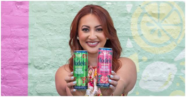 Francia Raísa holding Modelo