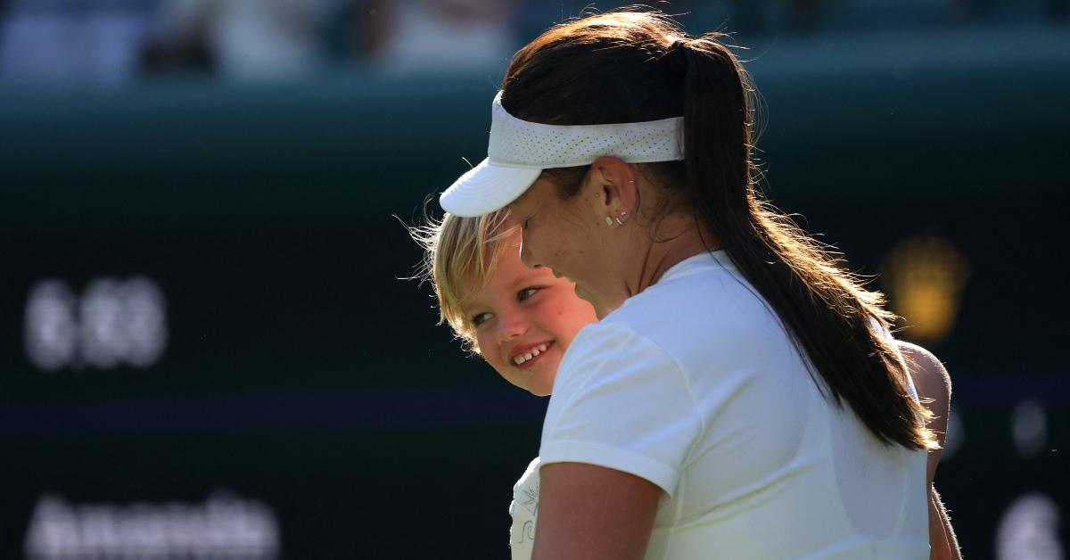 Amanda Anisimova holding her nephew during Wimbledon.