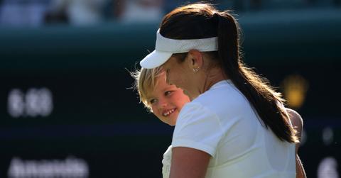 Amanda Anisimova holding her nephew during Wimbledon.