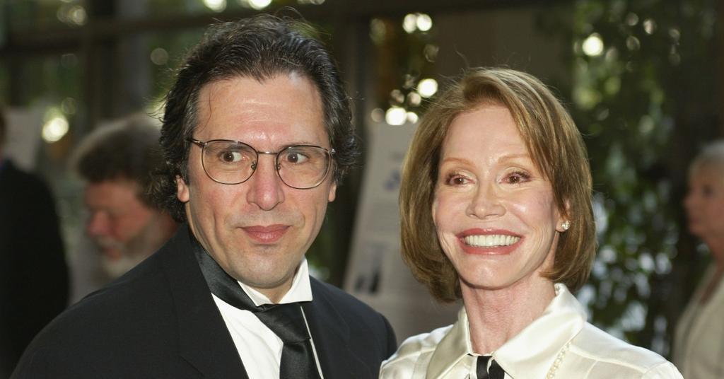 A Look Back at Mary Tyler Moore's Marriages - VisionViral.com