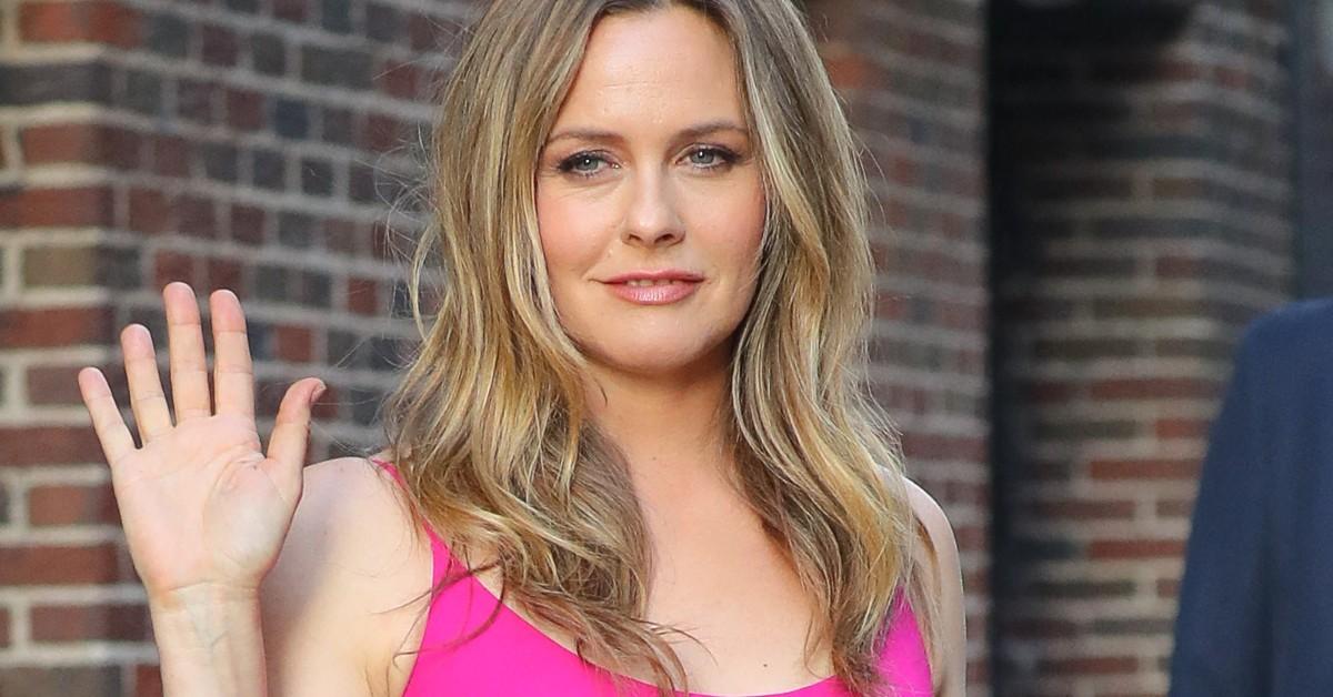 Alicia Silverstone waving to the camera