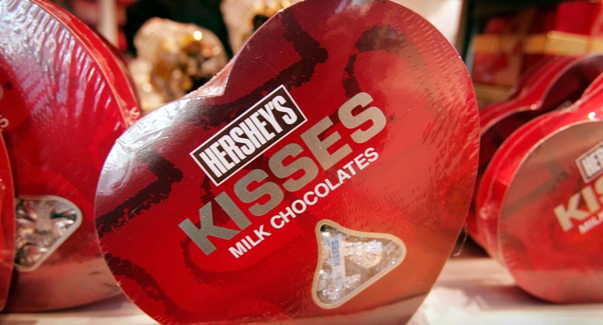 HERSHEY'S KISSES MILKLICIOUS Milk Chocolate Candy, 9 oz bag