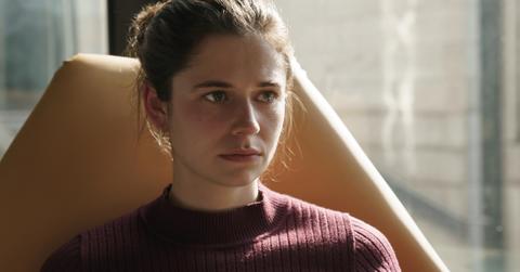 Frances (Alison Oliver)