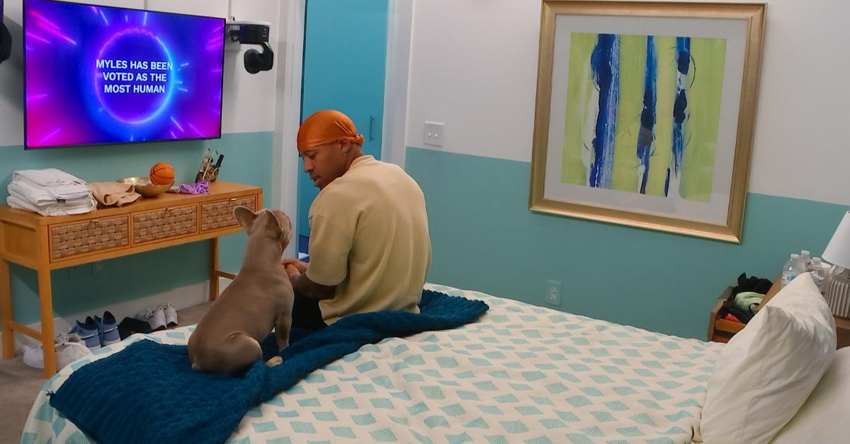 Kyle and his dog, Deuce, sit on the bed and look at each other in Season 6 of 'The Circle.'