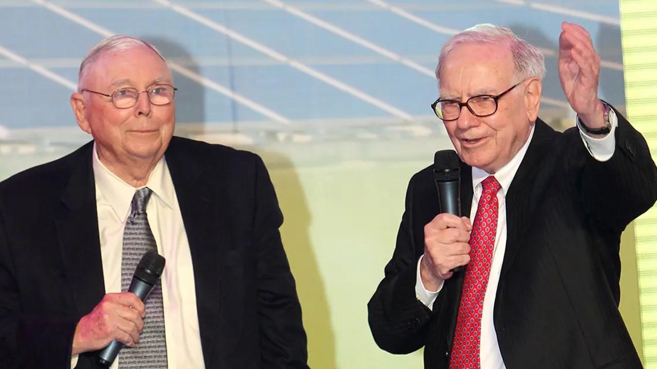 Charlie Munger and Warren Buffett on stage together. 