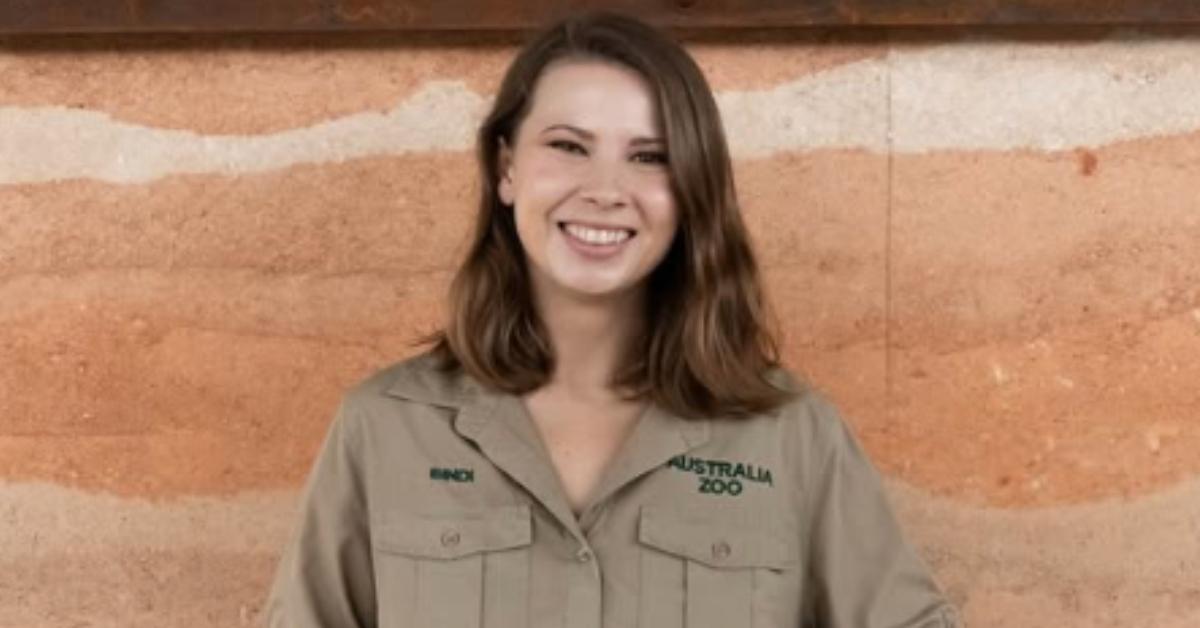 Bindi Irwin posing in front of The Crocodile Hunter Lodge in April 2025.