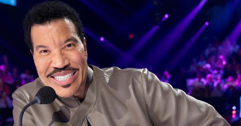 Lionel Richie sitting on 'American Idol'.