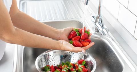 Video Showing Bugs Crawl Out Of Strawberries When Put In Salt