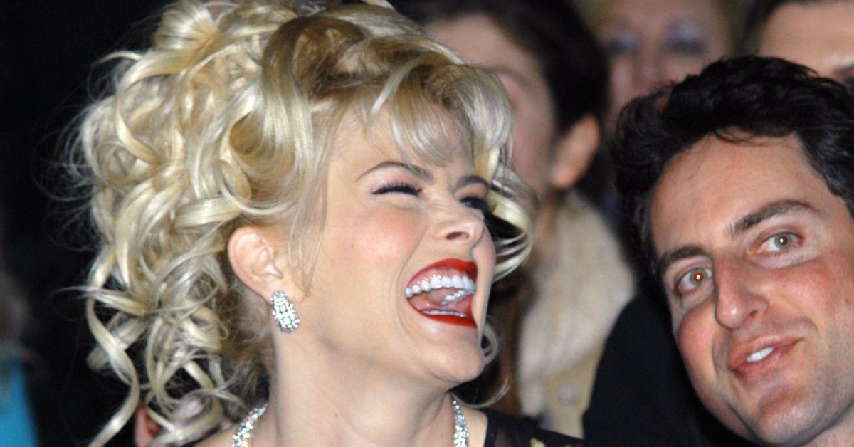 (l-r): Anna Nicole Smith and Howard K. Stern laughing at a fashion show.