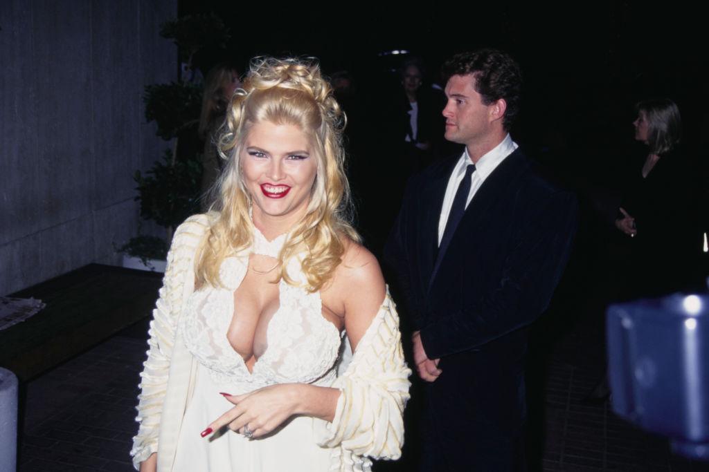 Anna wearing a white dress with a lace keyhole bustier, attends the Westwood premiere of 'Ready to Wear,' held at the Avco Cinema in Los Angeles, California.