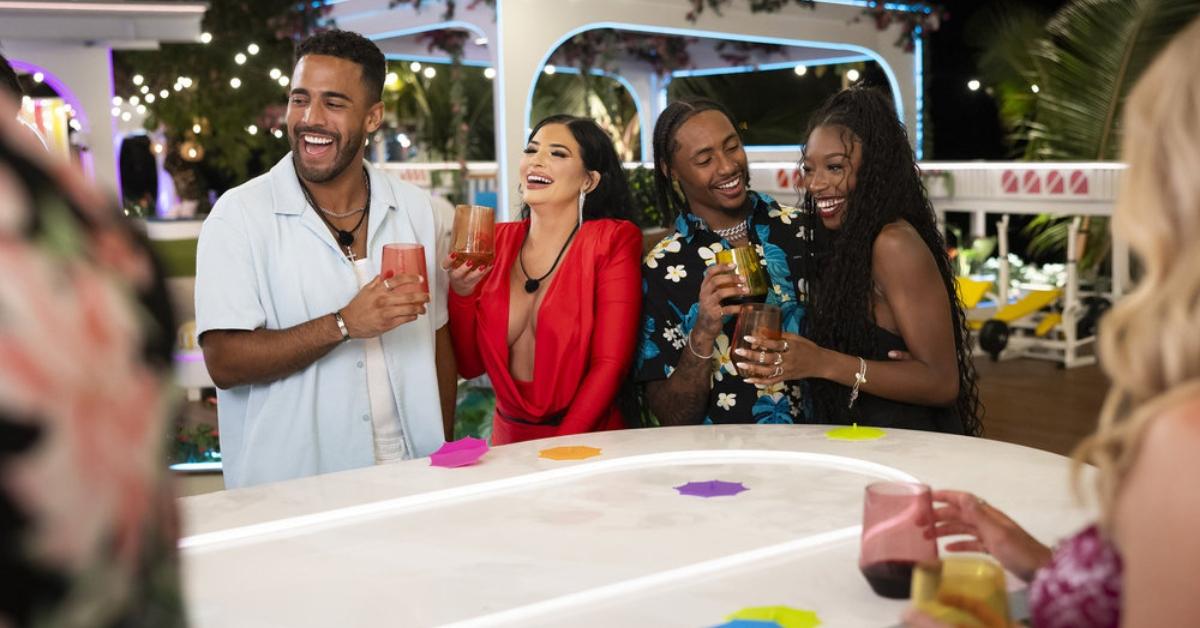 Kendall, Hannah, Kordell, and Serena love have drinks around a table on Love Island USA