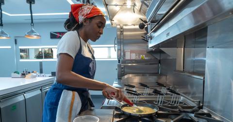 Sydney making an omelette in Season 2 of 'The Bear.'