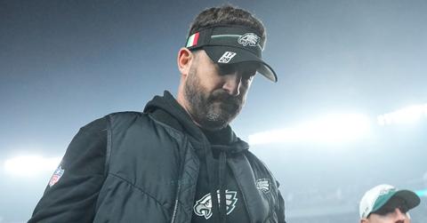 L'allenatore dei Philadelphia Eagles Nick Sirianni porta la bandiera italiana sul sopracciglio.
