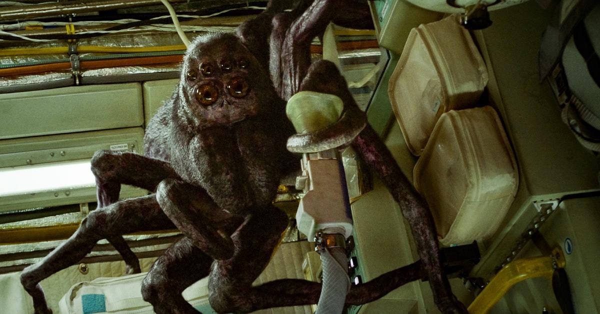 La grande araignée extraterrestre dans la salle de bain du vaisseau spatial dans le film 