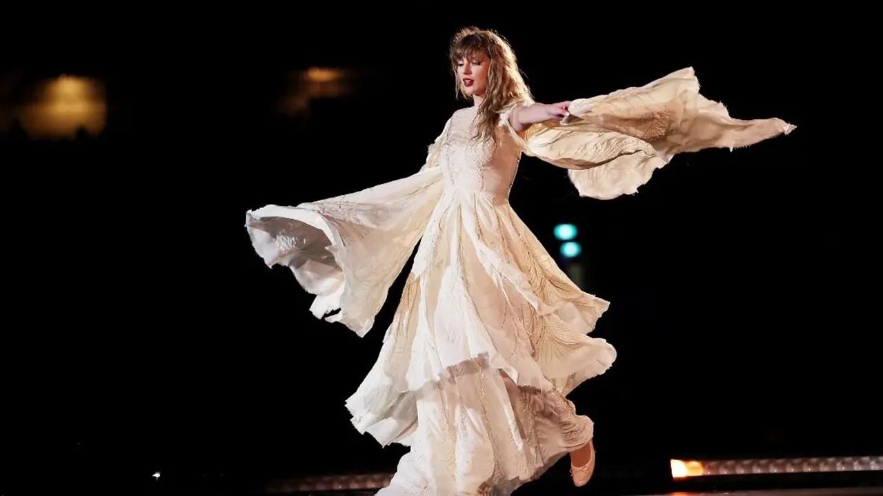 Taylor Swift táncol az Eras Tour bemutatója alatt az Accor Stadionban 2024. február 23-án