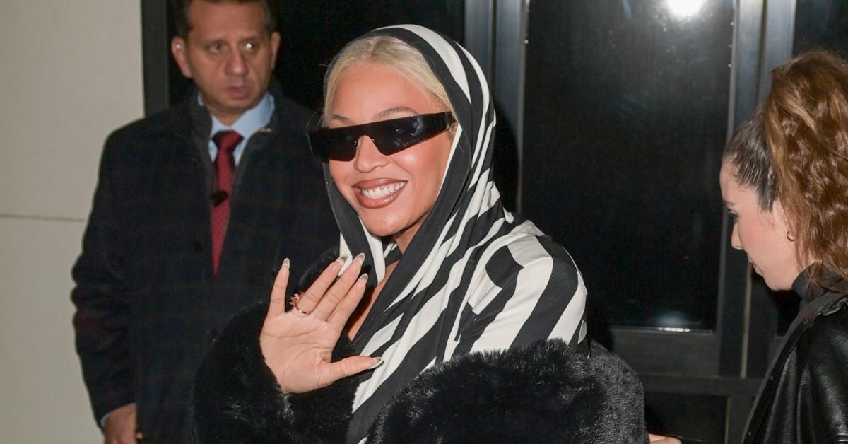 Beyoncé waving to the paparazzi