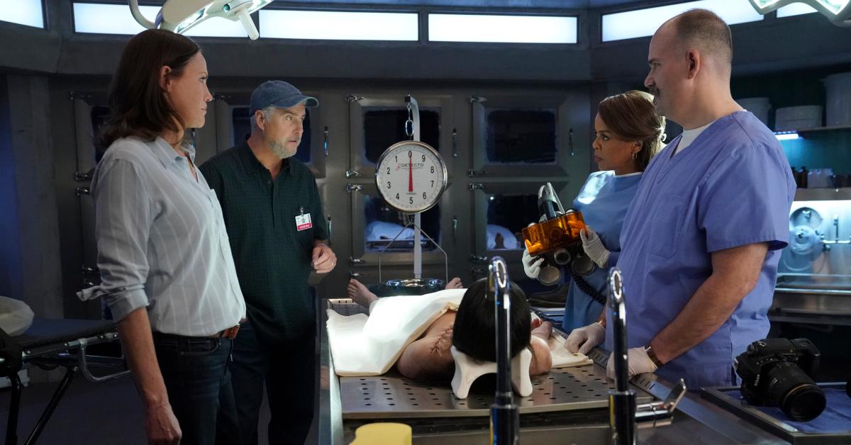 Jorja Fox as Sara Sidle, William Petersen as Dr. Gil Grissom, Paula Newsome as Maxine Roby, and Mel Rodriguez as Hugo Ramirez